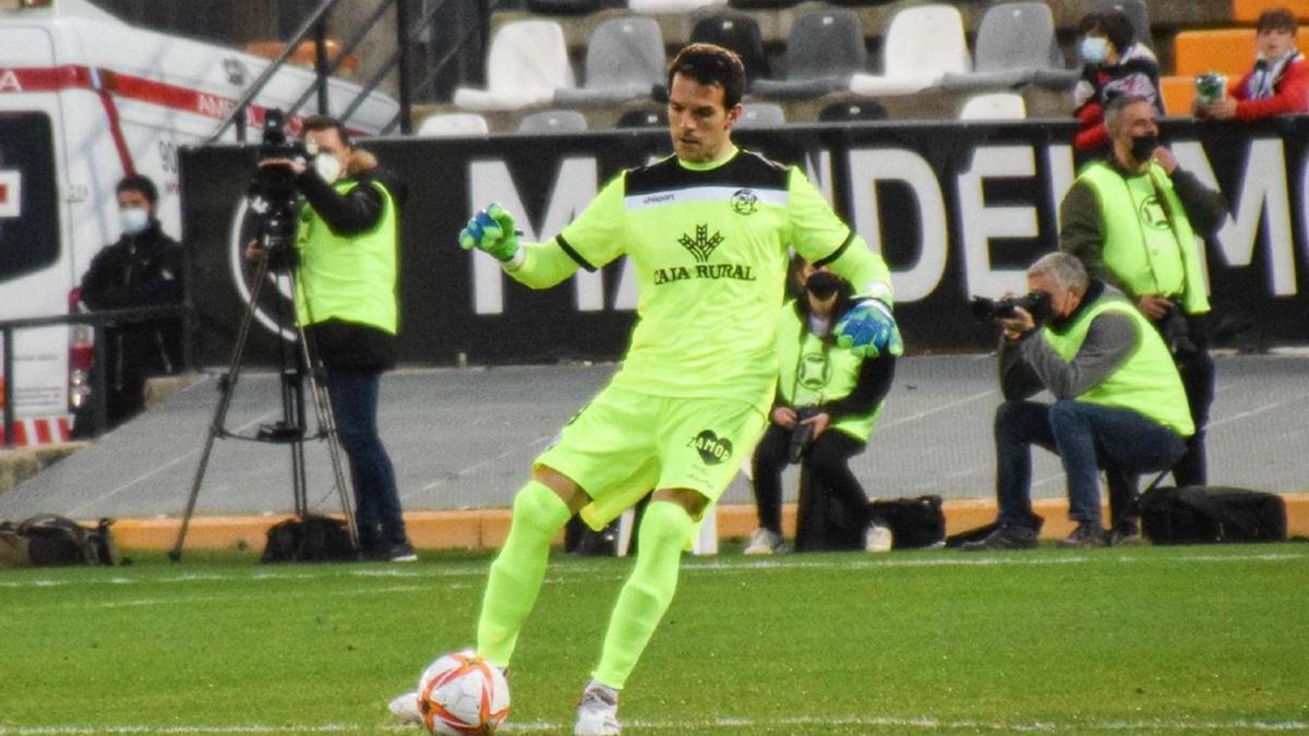 Pau Torres debutó como titular en el último partido jugado en Badajoz. | ZCF