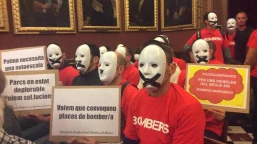 Los bomberos protestan desde hace meses en los plenos de Palma.