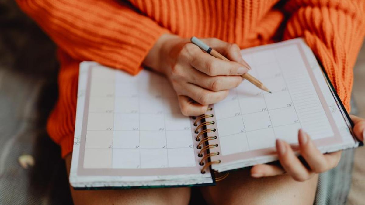 Una chica revisa el calendario