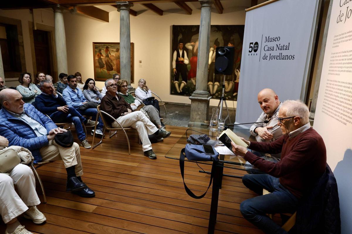 Miguel Barrero y Pedro de Silva, ayer, en la presentación del libro.
