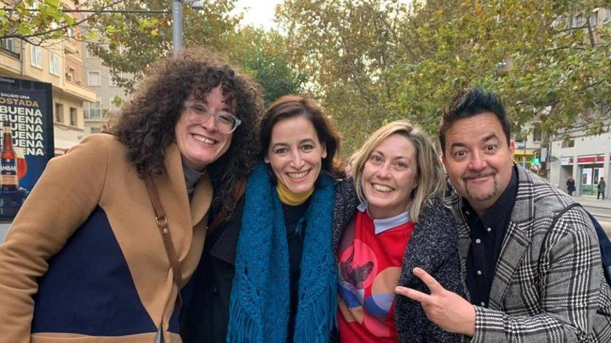 Las impulsoras del proyecto &#039;Mujeres a lo loco&#039;, Susana Lozano, Noelia Mayoral, y Laura Aldama, junto al ilustrador Daniel García Nieto.