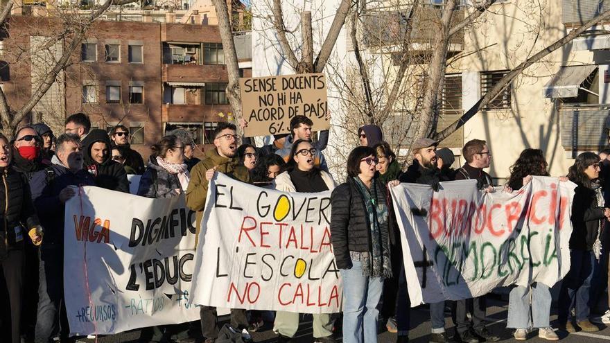 Docentes en huelga se concentran ante la sede del PSC
