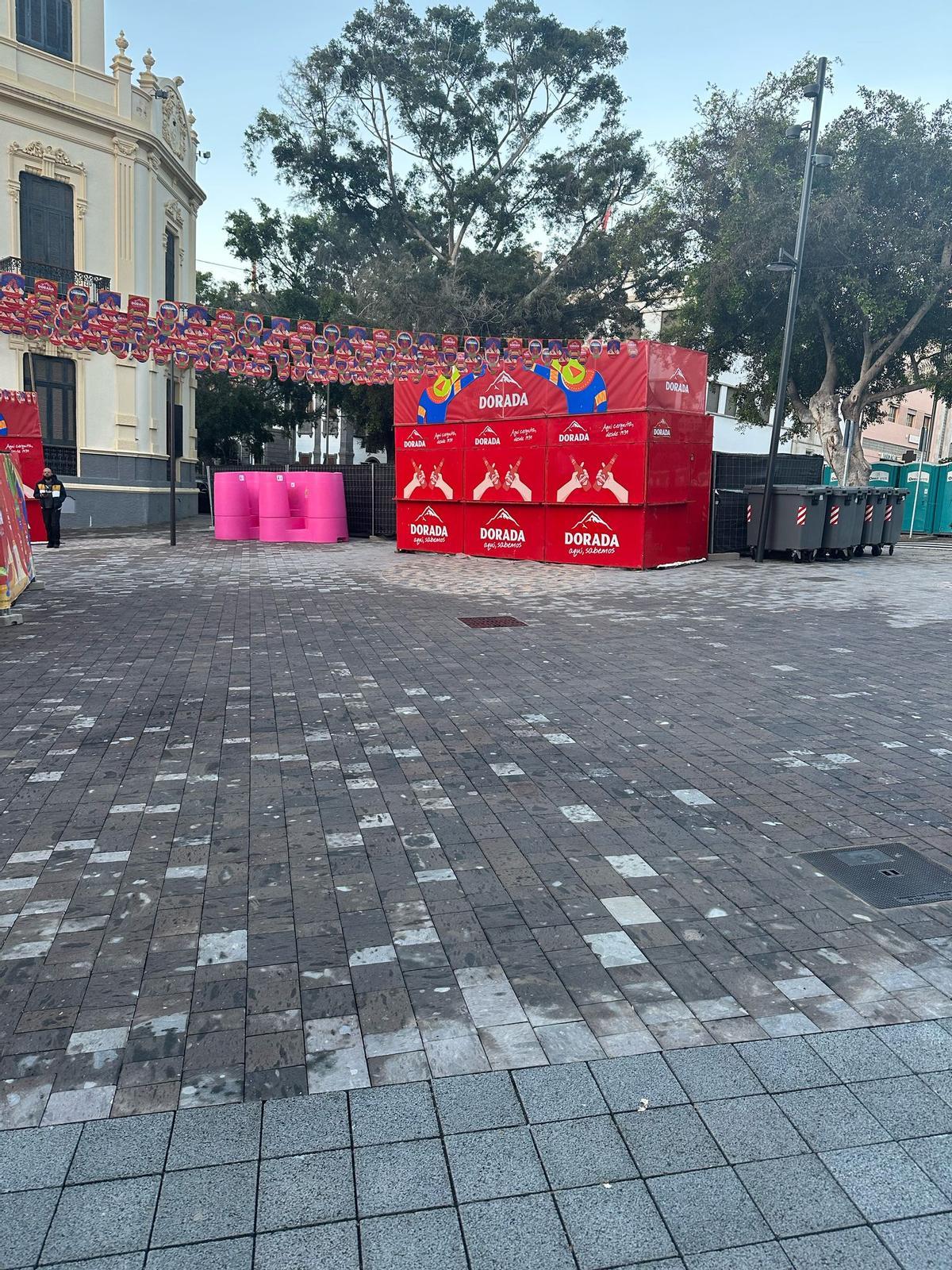 El servicio de limpieza elimina el mensaje escrito en el pavimento de la plaza del Orche.