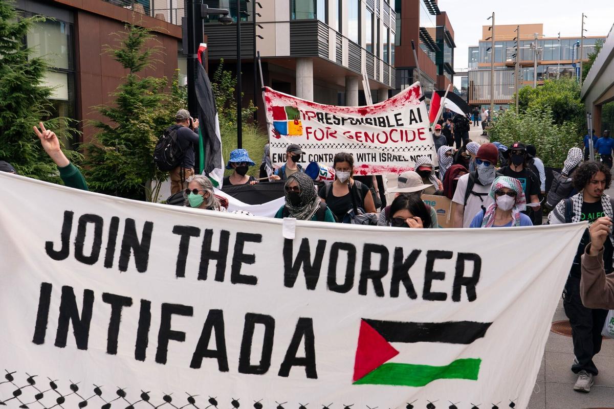 Empleados de Microsoft protestan contra los vínculos de la empresa con Israel.