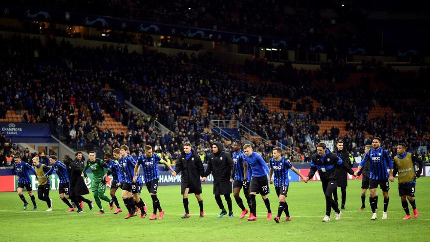 Los jugadores del Atalanta, después de finalizar el partido con el Valencia.