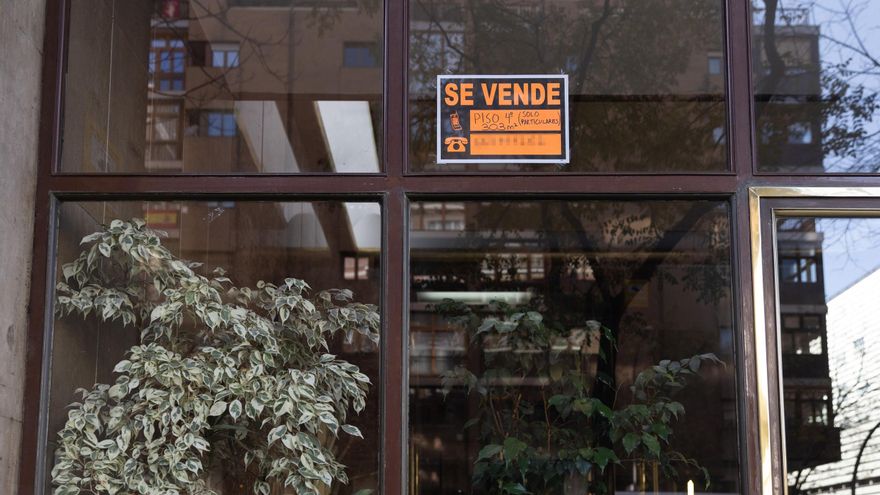 Un cartel de 'Se vende' pegado en un portal.