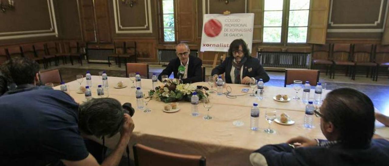 El alcalde con Paco Sarria, del Colegio de Periodistas de Galicia. // Jesús Regal