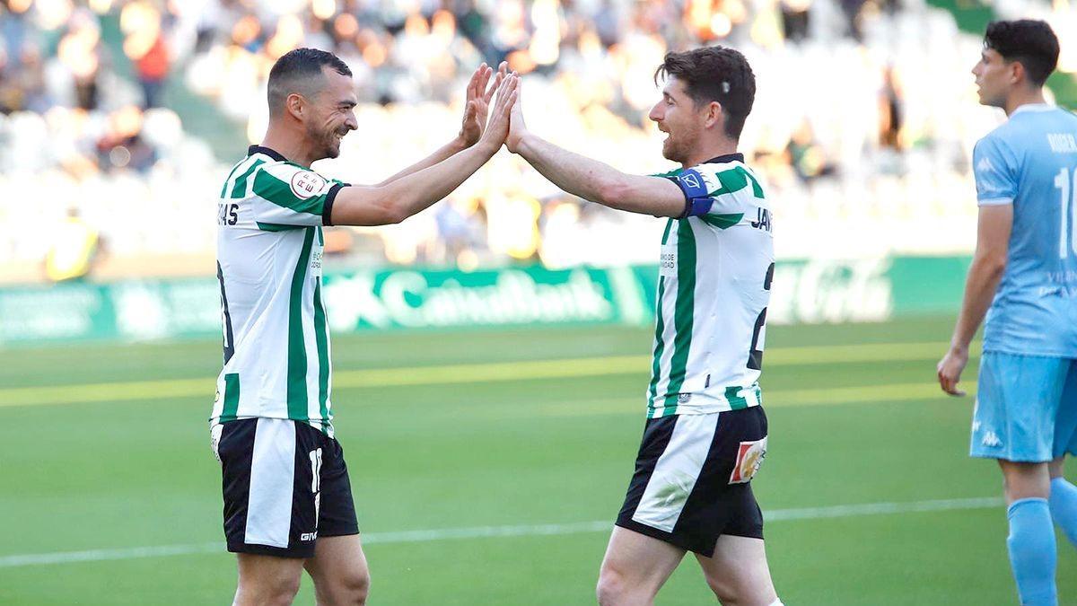 Miguel De las Cuevas celebra uno de sus goles ante el Villanovense con Javi Flores.