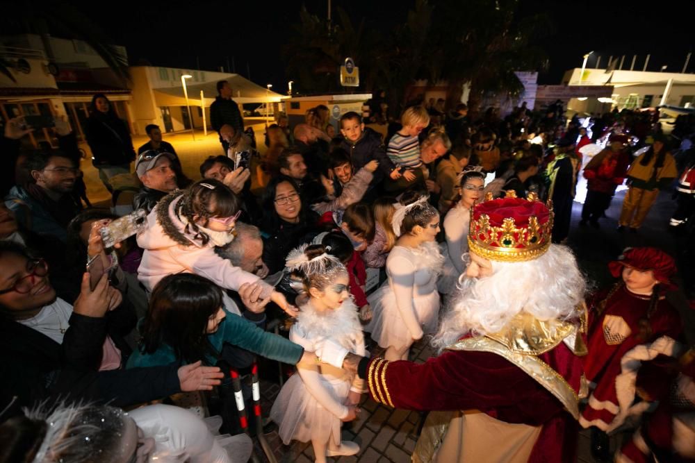 Los Reyes Magos, escoltados por pajes reales y bailarinas, reparten entre el público 800 kilos de caramelos y gominolas