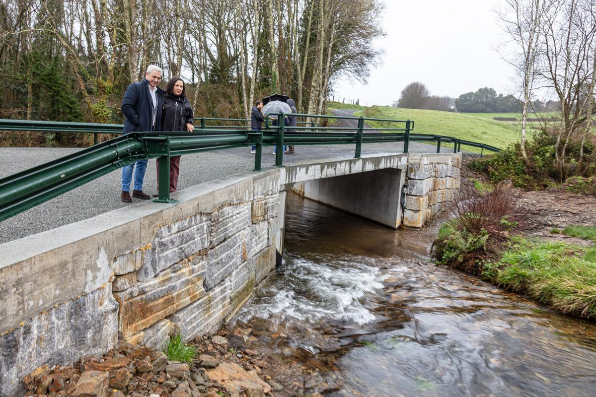Manuel Taboada y Belén do Campo, sobre el nuevo puente.