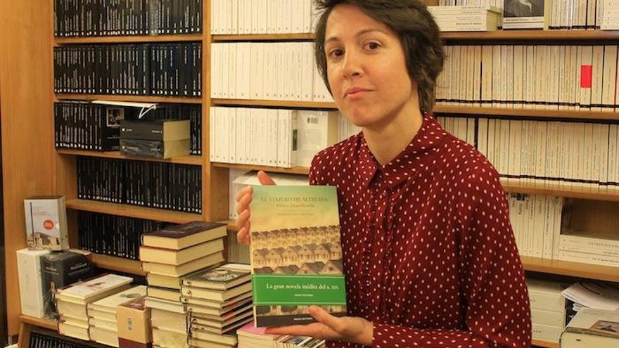 Irene Oliva, con la traducción de El viajero de Altruria&#039; en la librería Áncora el pasado miércoles.