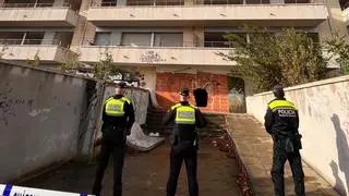 Un dispositiu policial al bloc ocupat del carrer Ponent de Figueres ha permès tapiar i desocupar part de l'edifici