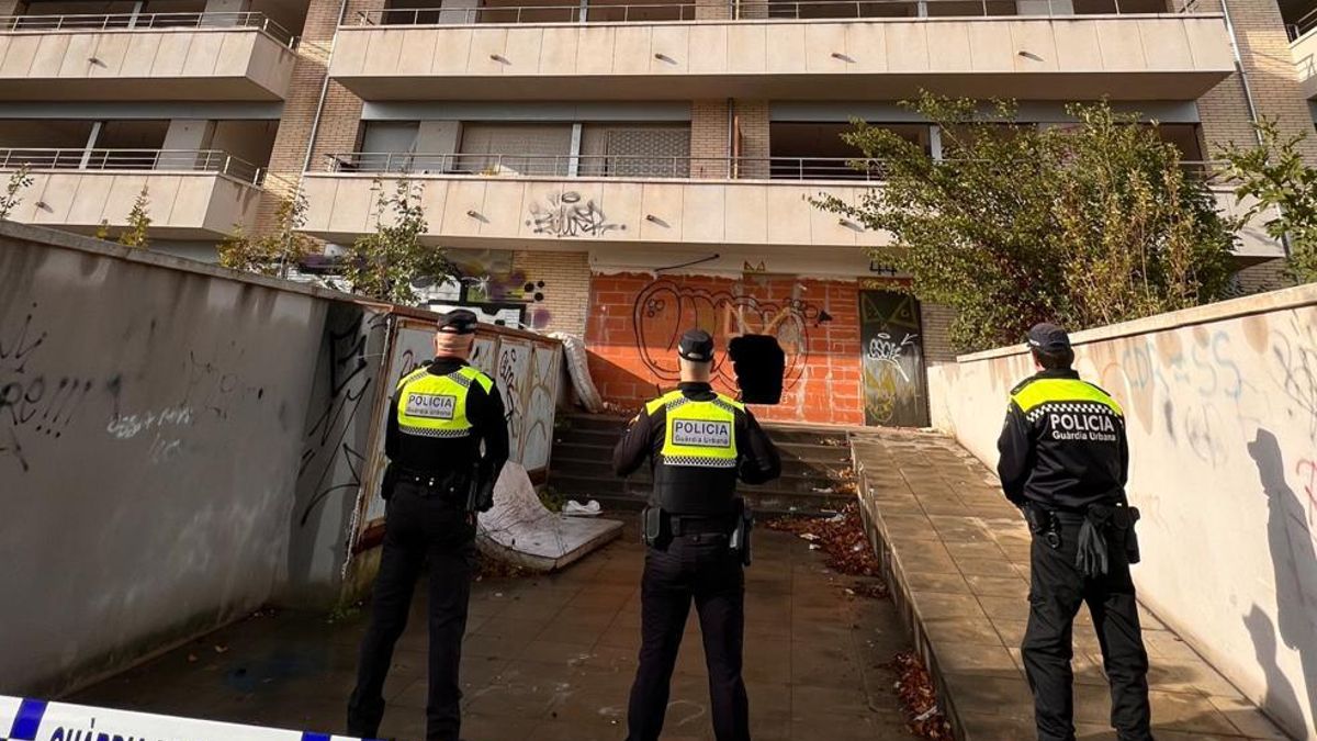 Inici del dispositiu policial contra les ocupacions al bloc abandonat del carrer Ponent.