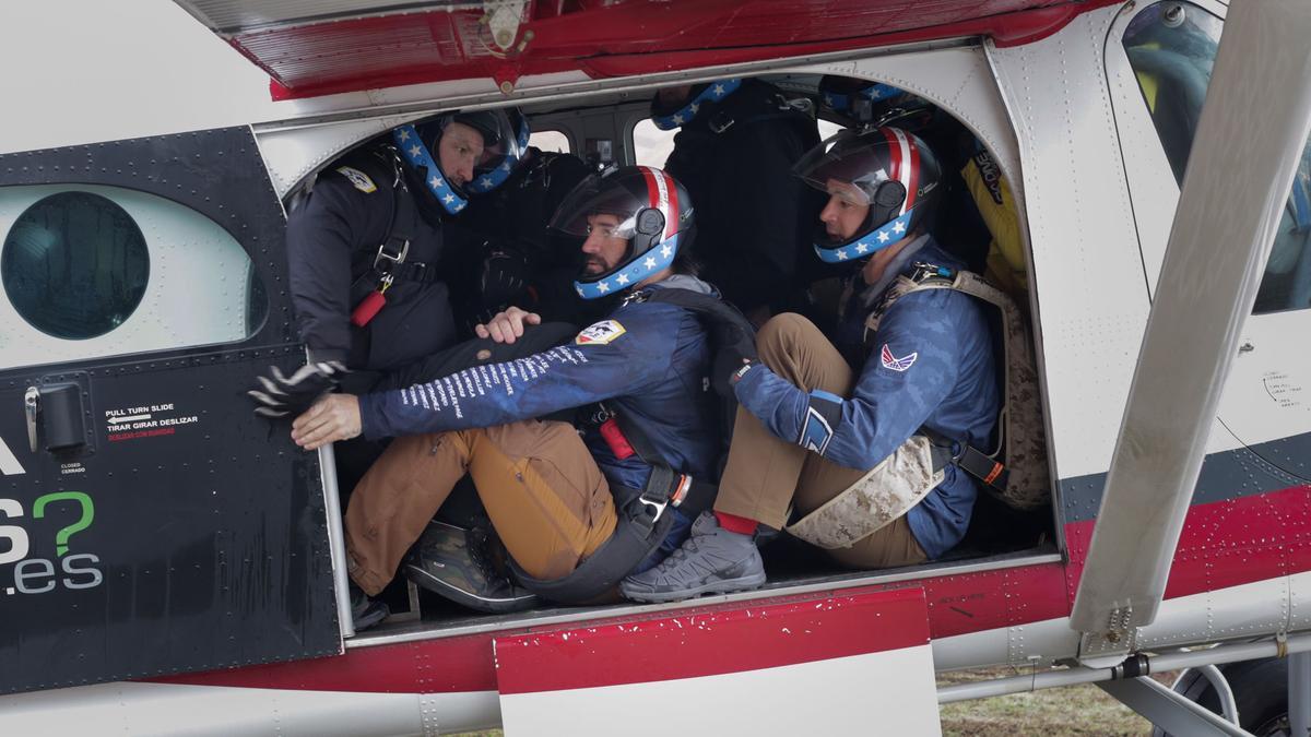 El grup de setze paracaigudistes exmembres de l’equip d’operacions especials de l’exèrcit nord-americà apunt de saltar