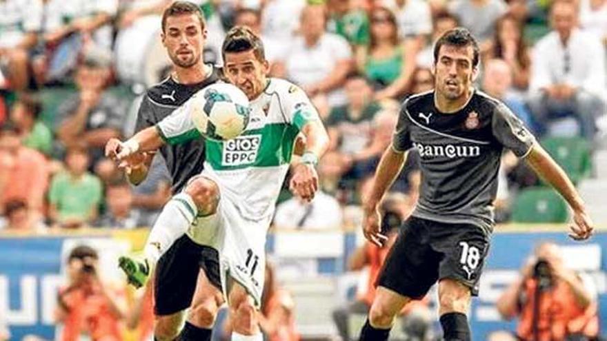 Coro disputa la pelota con un rival durante su etapa en el Elche.