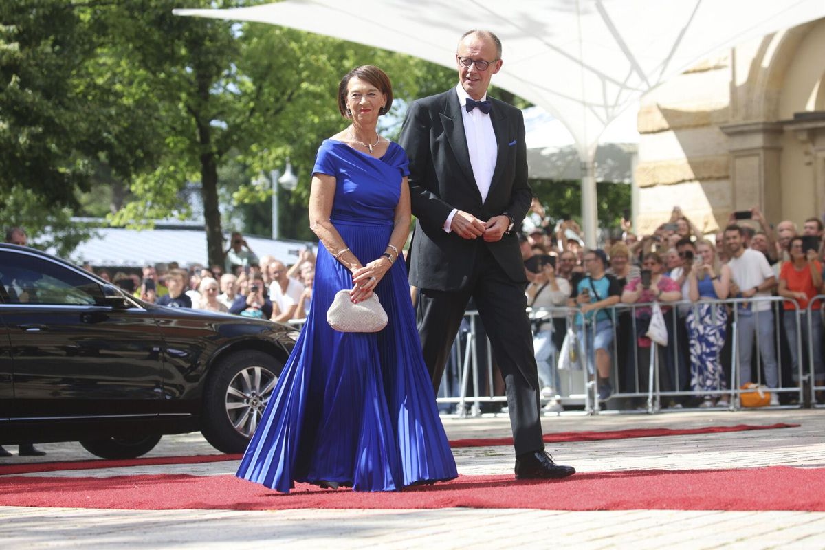 El canciller Friedrich Merz y su esposa Charlotte en la inauguración del Festival de Bayreuth.