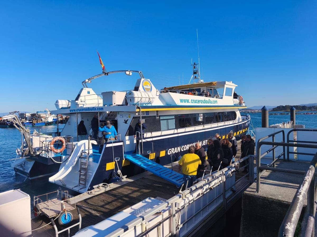 Turistas embarcando en O Corgo, esta mañana.