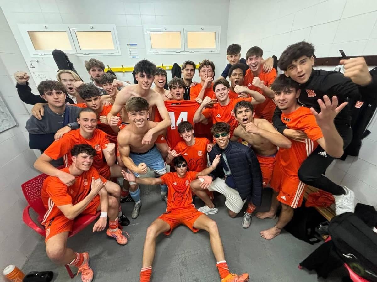 El Penya Arrabal juvenil celebra su gran triunfo en Son Bibiloni.
