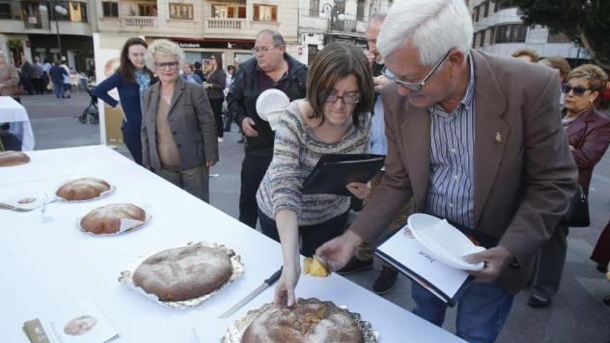 El jurado evalúa la «reganyà» en el reciente certamen.