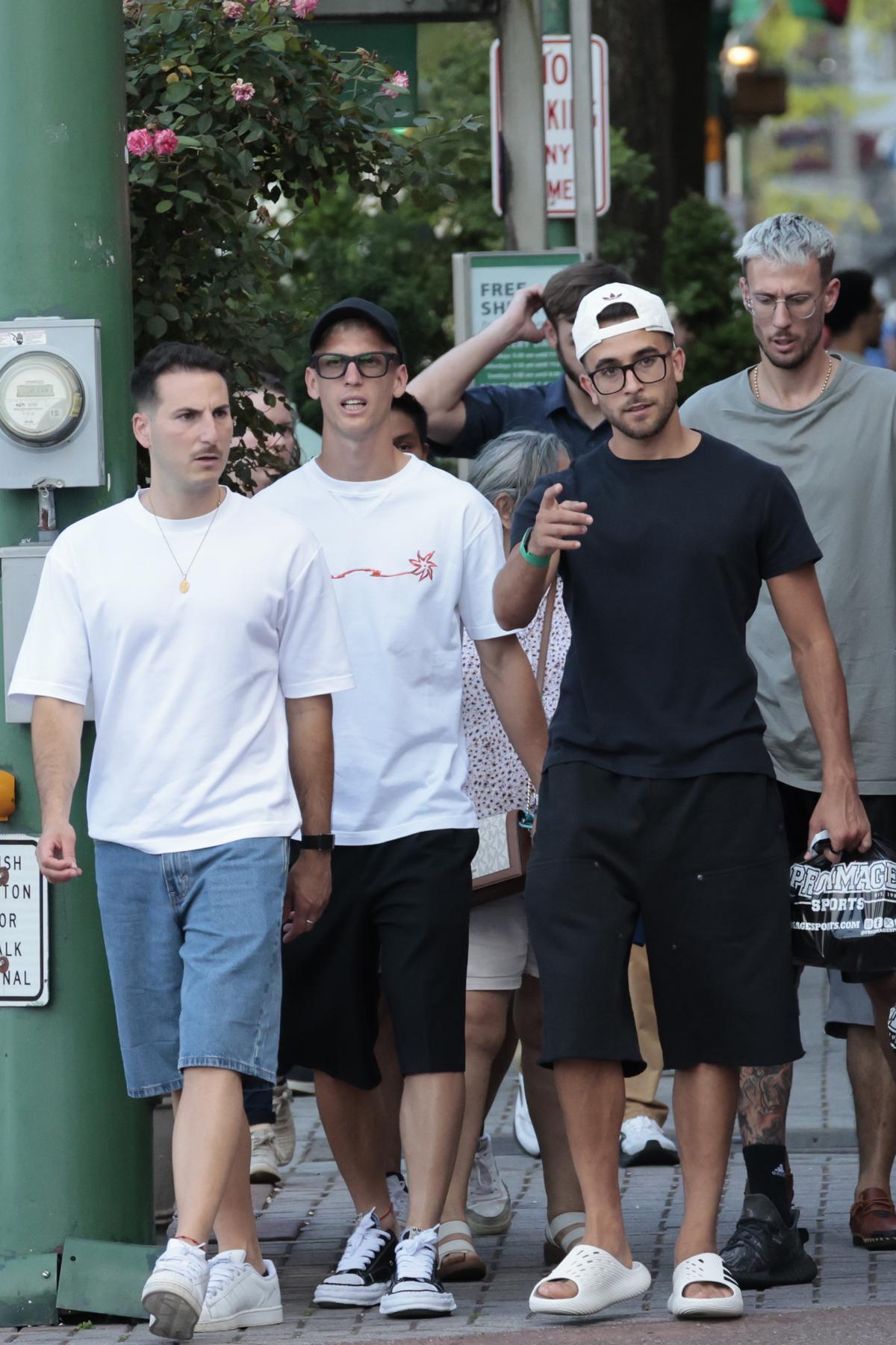 Dani Olmo  y Eric Garcia de la selección española caminan este miércoles, en Chattanooga (Estados Unidos). Los jugadores de la selección española disfrutaron este miércoles de su día libre con diferentes actividades y un Lamine Yamal que fue el último en llegar, al volver al hotel de concentración cinco minutos antes de la hora prevista de la cena. EFE/ Emilio Lavandeira