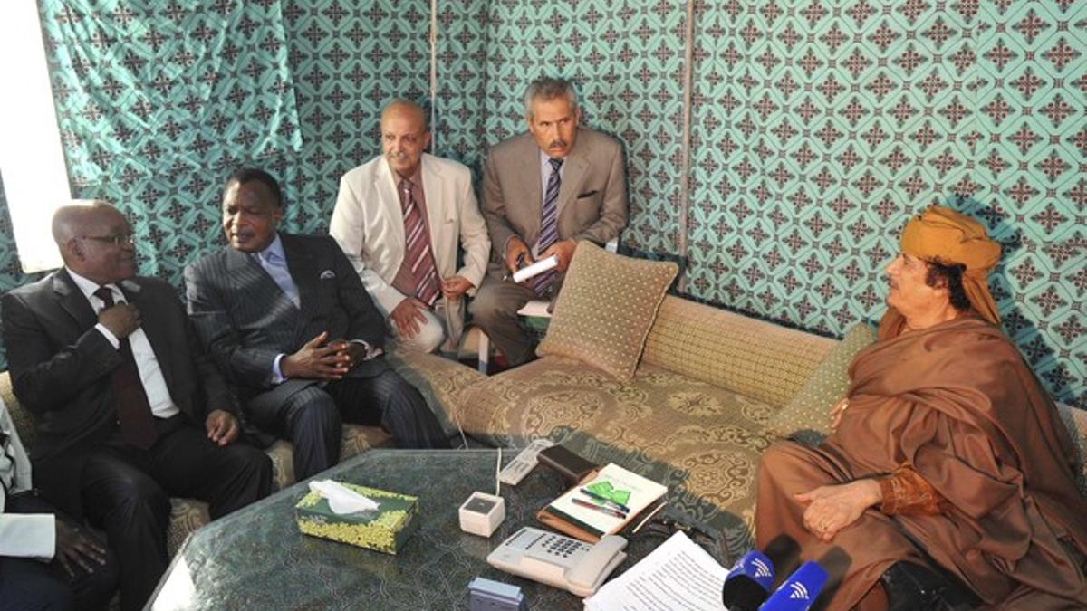 Los presidentes de Suráfrica y República del Congo, Jacob Zuma (izquierda) y Denis Sassou Nguesso (segundo por la izquierda), hablan con Muamar Gadafi, el domingo en Trípoli.