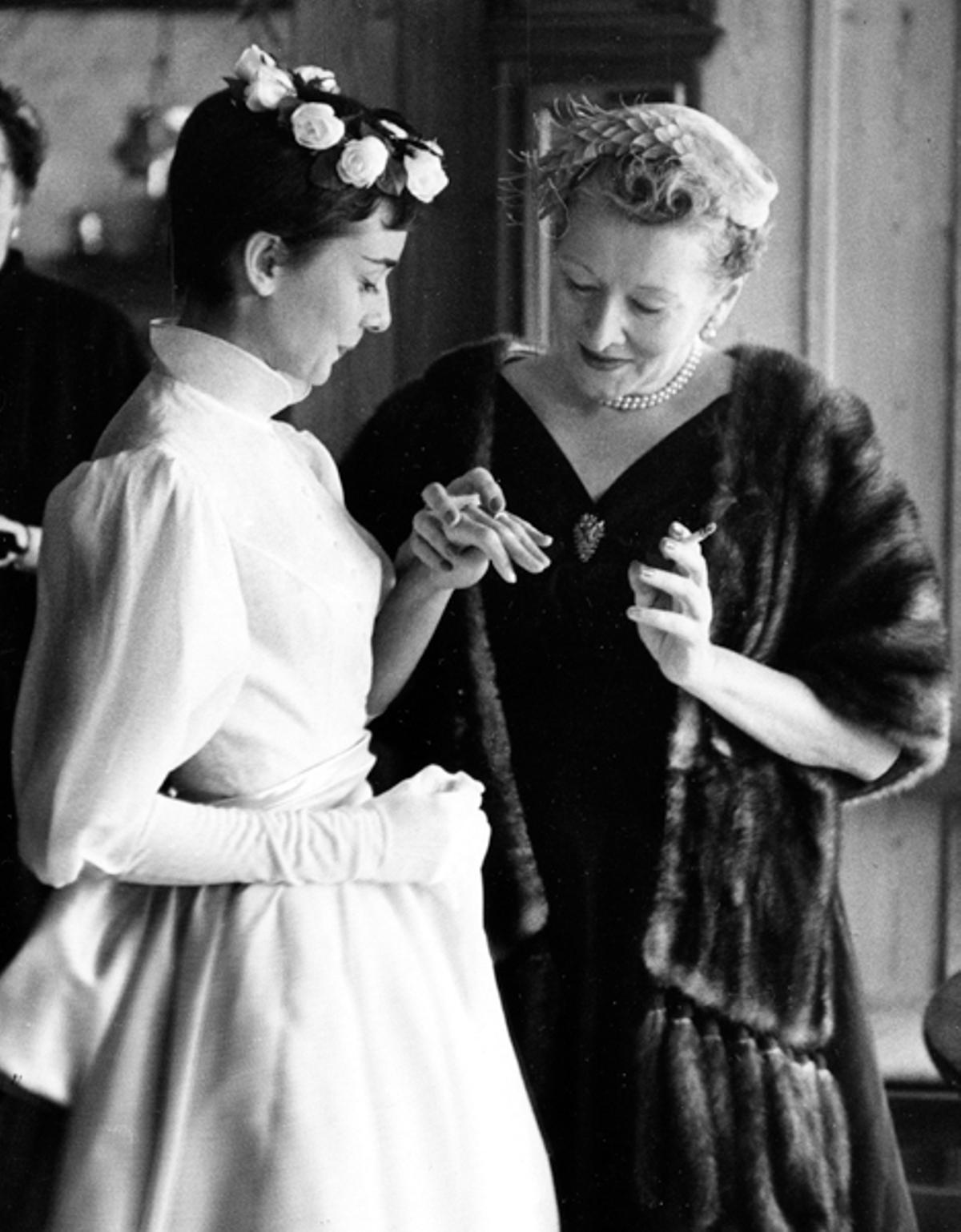 Audrey Hepburn y su madre, el día de su boda con Mel Ferrer, en 1954.