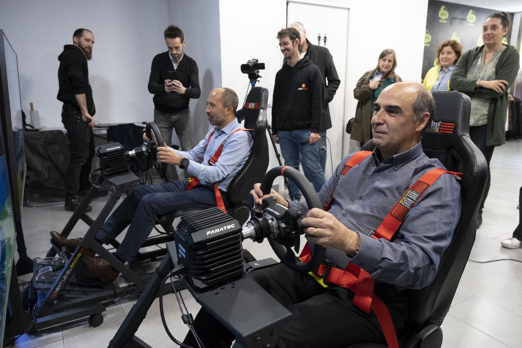 L'alcalde de Manresa i el de Sant Joan recorren la capital del Bages amb un cotxe de Fórmula 1 virtual