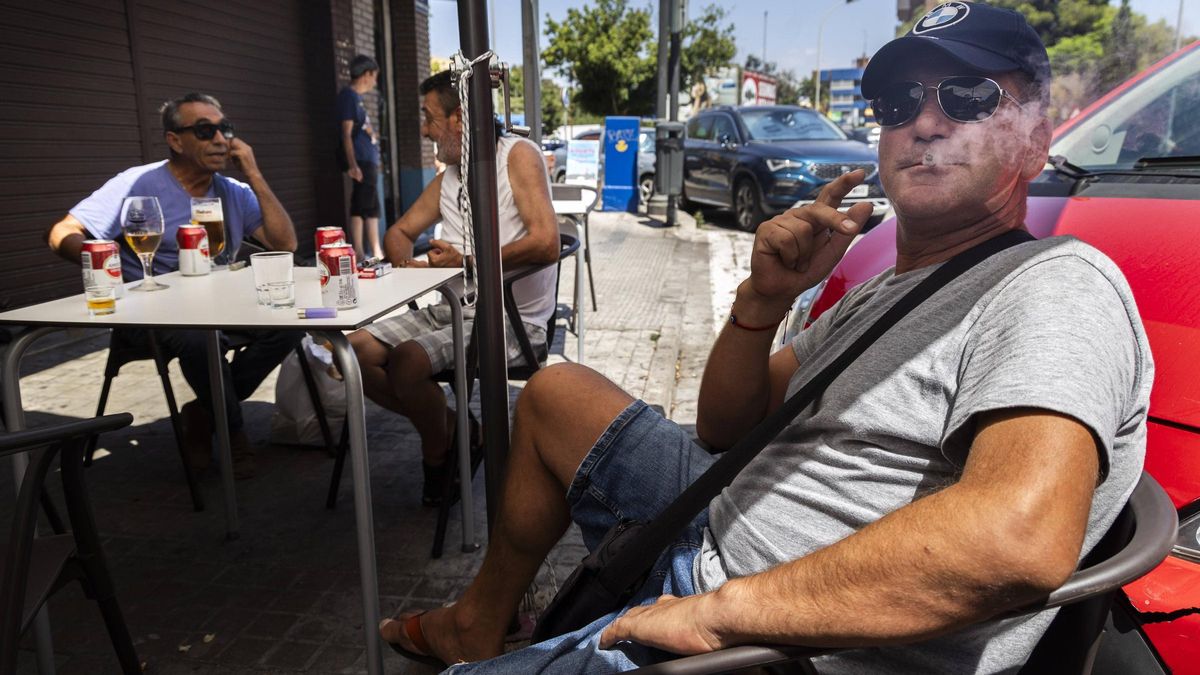 Un hombre fumando en una terraza de València en un imagen de archivo