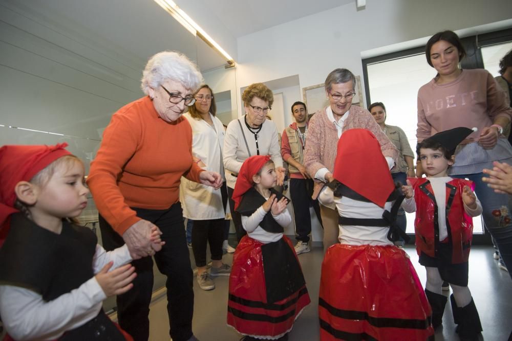 Encuentro de usuarios de Afaco con alumnos de la escuela infantil de Os Rosales