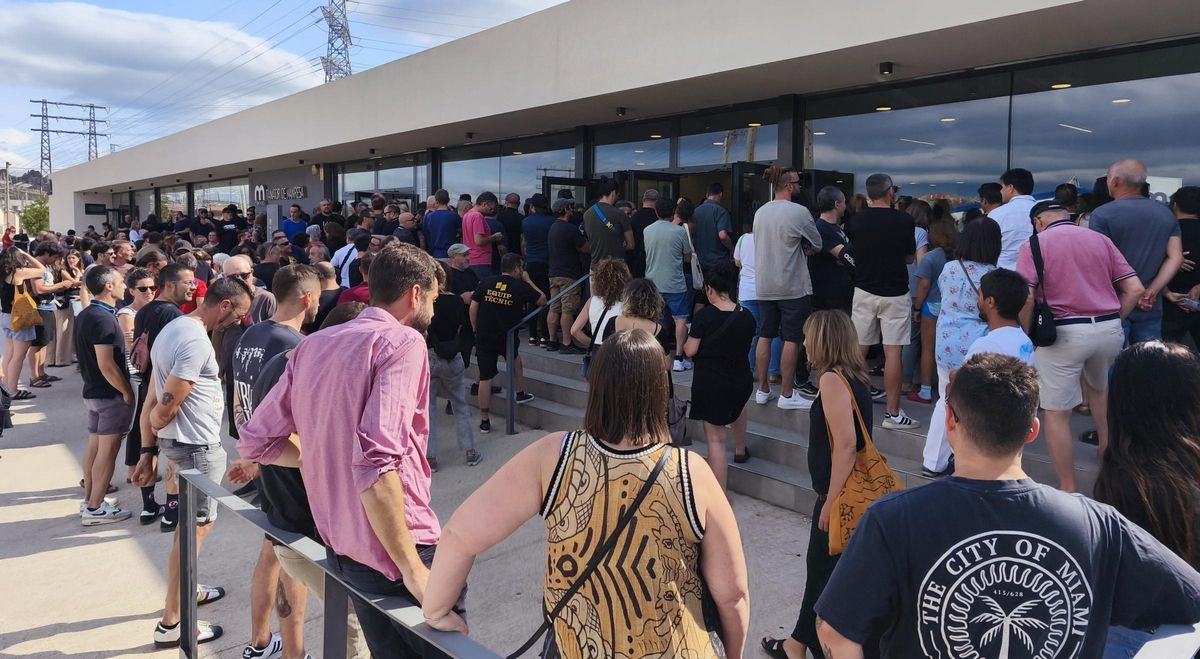 L'exterior de Mémora, ple d'amics de Camps, dimecres