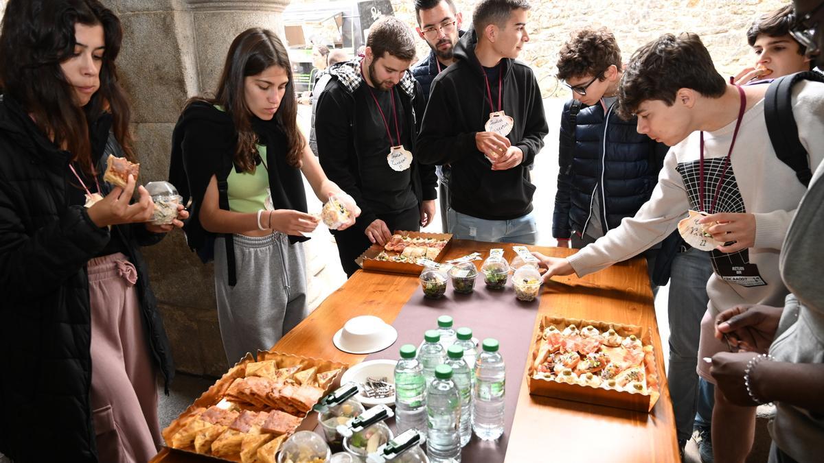 Estudiantes lusos degustan los platos del evento gastronómico, que tuvo lugar en A Pedreira.