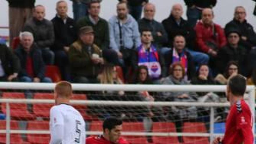 Fran Gámez golpea el balón ante un defensa del Ontinyent.