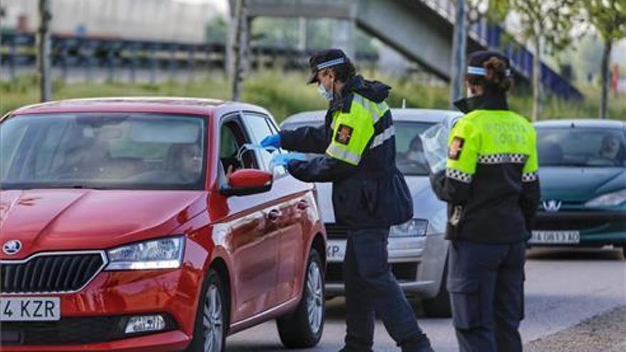 Salaya, alarmado por 107 nuevas denuncias, llama al confinamiento