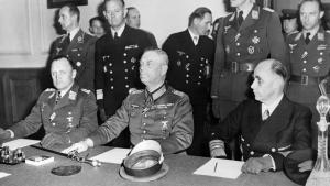 Los jefes de la delegación alemana, el general Hans-Jürgen Stumpff, el mariscal de campo y jefe de estado mayor alemán, Wilhelm Keitel, y el almirante Hans-Georg von Friedeburg, antes de firmar la capitulación, el 8 de mayo de 1945 en el distrito berlinés de Karlshorst.