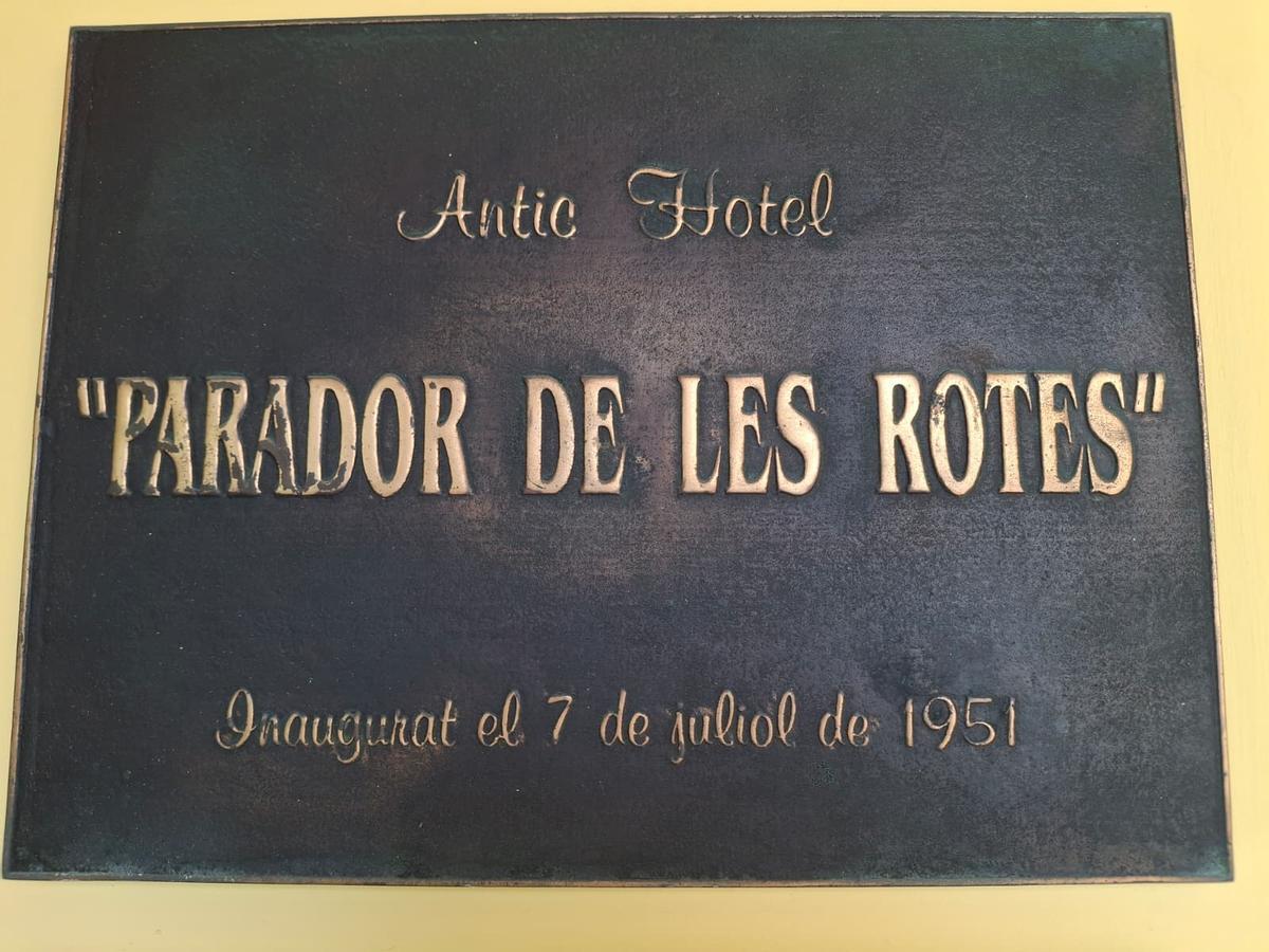 La placa de hierro original del &quot;Parador de les Rotes&quot;, inaugurado en 1951
