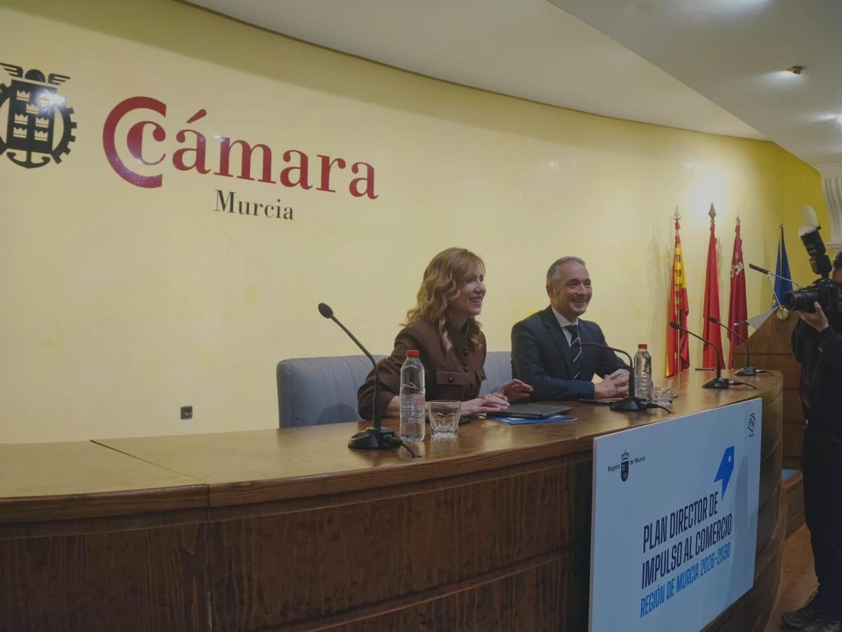 La consejera López Aragón y el director general de Comercio, Rafael Gómez, durante la presentación en la Cámara de Comercio de Murcia, este miércoles.