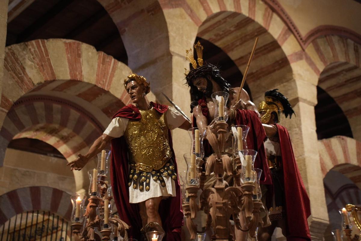 Presentación al Pueblo de Jesús de los Afligidos en la Mezquita-Catedral de Córdoba, en una Semana Santa reciente.