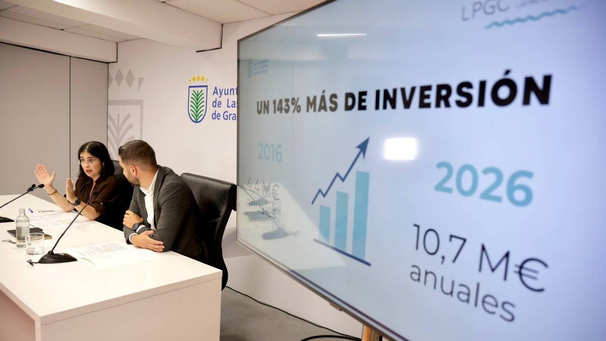 La alcaldesa, Carolina Darias, junto al concejal de Vías y Obras y Alumbrado, Carlos Díaz, durante la presentación del nuevo contrato.