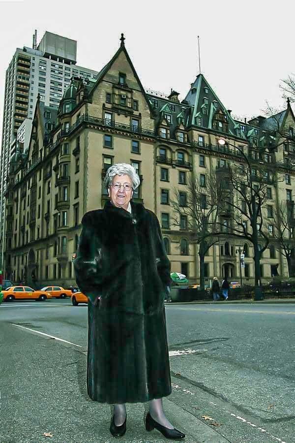 Rosaura López ante el edificio Dakota en Nueva York en 2005.