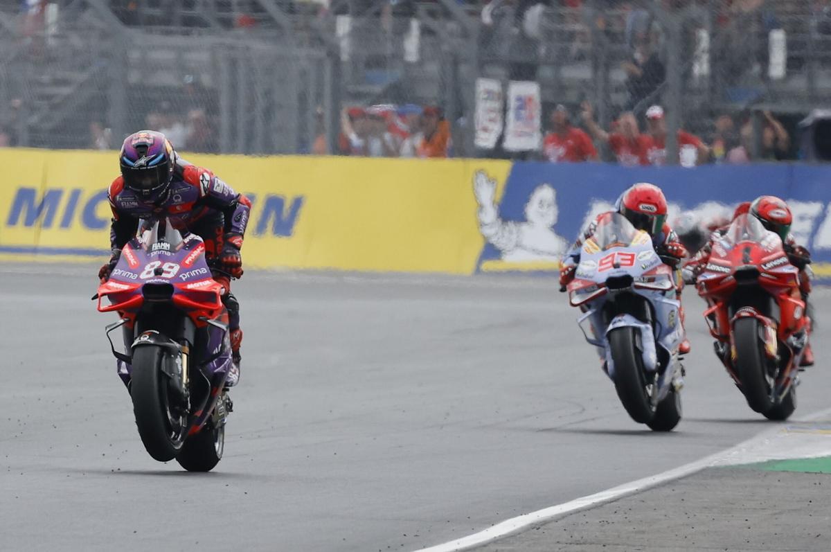 Le Mans (Francia), 05/12/2024.- (De izquierda a derecha) el piloto español de MotoGP Jorge Martín del equipo Prima Pramac Racing, el piloto español de MotoGP Marc Márquez del equipo Gresini Racing MotoGP y el piloto italiano de MotoGP Francesco Bagnaia de Ducati Lenovo team, cruzan la línea de meta durante la carrera de MotoGP del Gran Premio de Francia de Motociclismo en Le Mans (Francia), este domingo.EFE/ Yoan Valat. MOTOCICLISMO. GRAN PREMIO DE FRANCIA MOTOGP