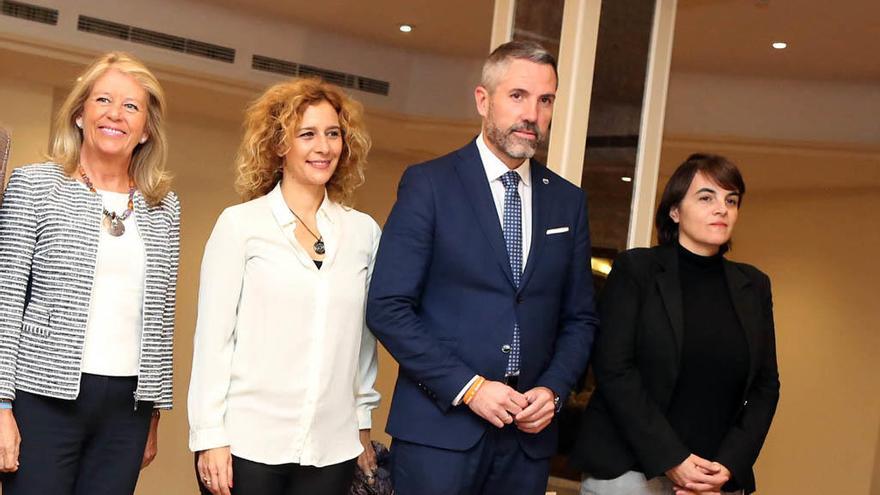 Ángeles Muñoz, Rosa Arrabal y Juan Carlos Maldonado, con la periodista María Ángeles Cervantes.