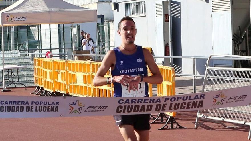 Antonio Montero entra en la meta como ganador de la Carrera Popular Ciudad de Lucena
