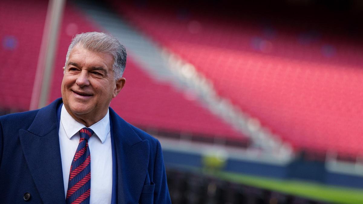 Joan Laporta, con el Camp Nou de fondo.