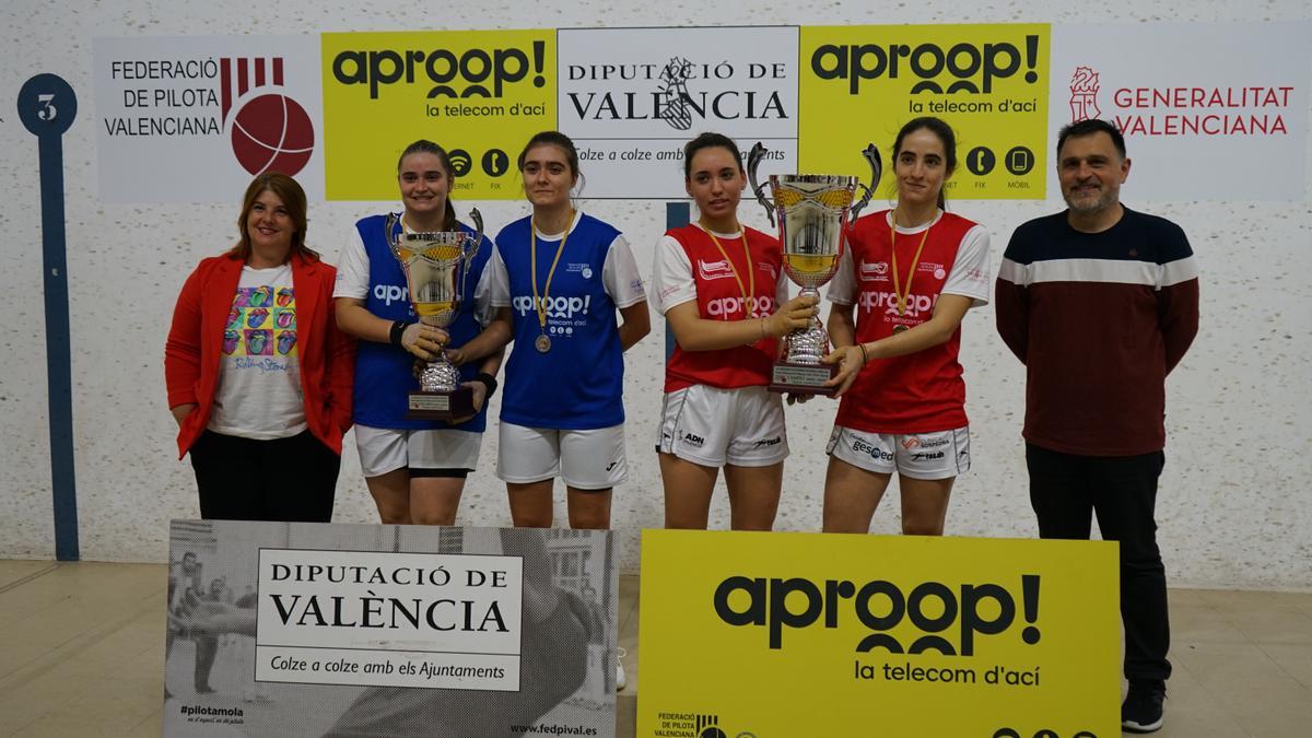 Entrega de trofeos en la final femenina de raspall, en Ontinyent.