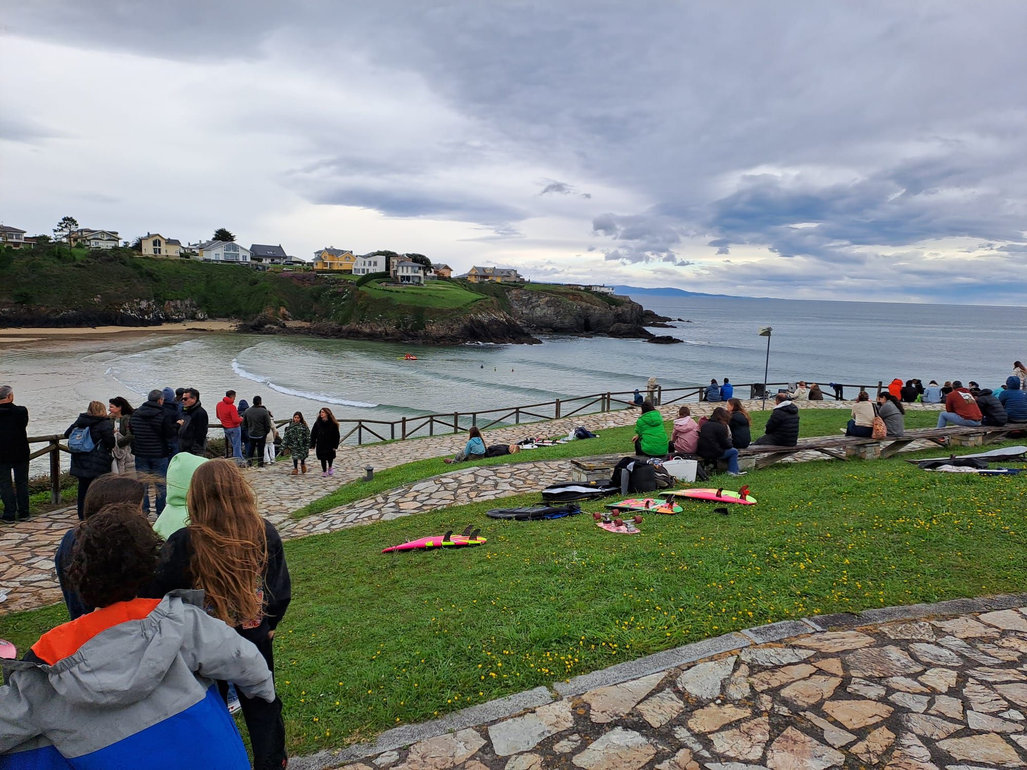 En imágenes: El ambiente surfista toma la playa de Tapia este puente