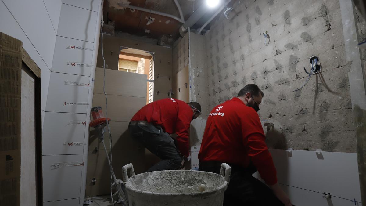 Operarios de Marvi realizan obras en un piso de la avenida Anselmo Clavé, en Zaragoza.