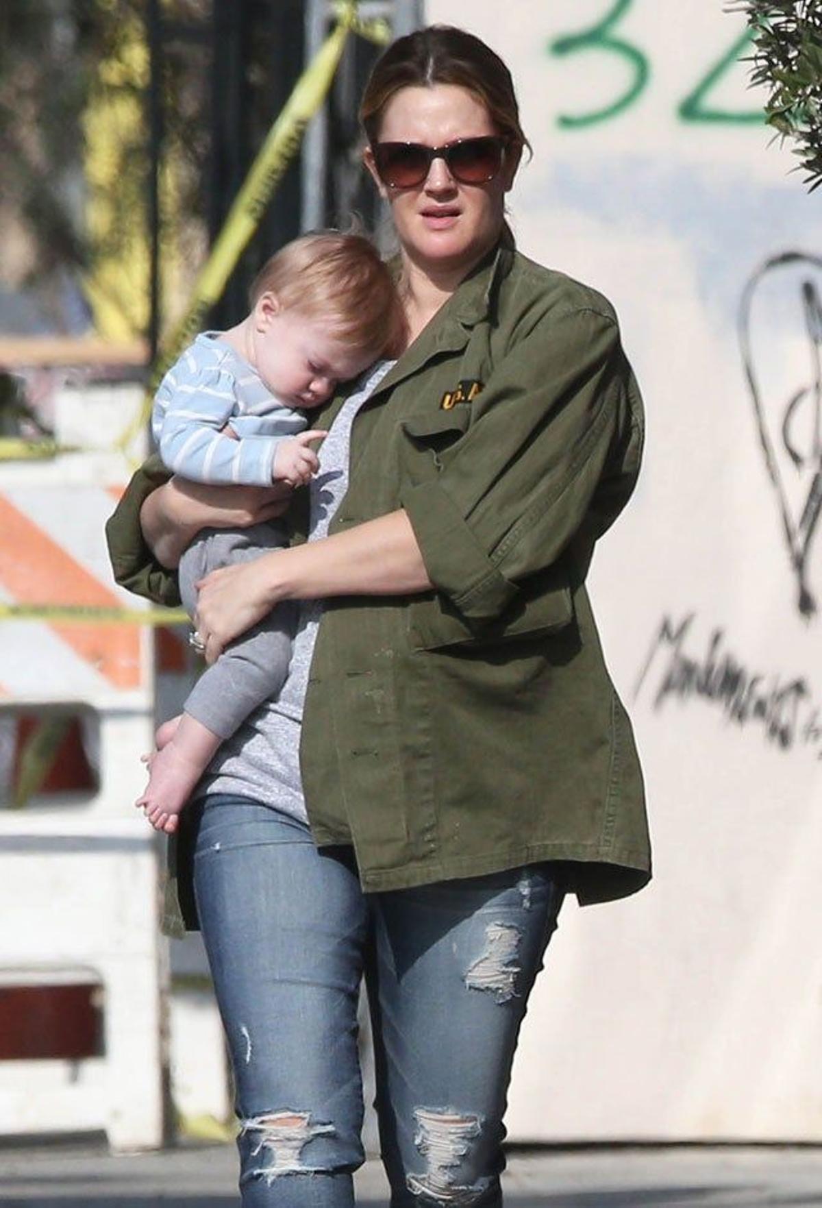 Drew Barrymore se va de compras con su pequeña Frankie en brazos