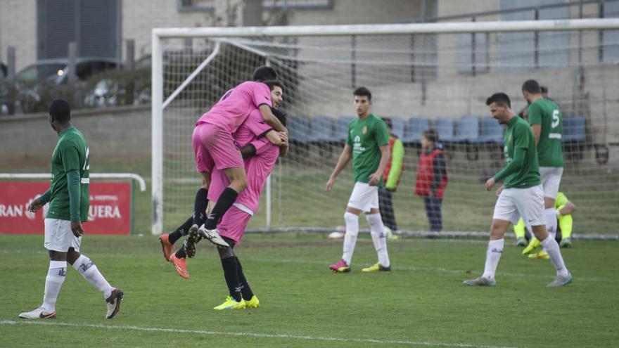 Els jugadors del Peralada celebrant el gol a la Jonquera