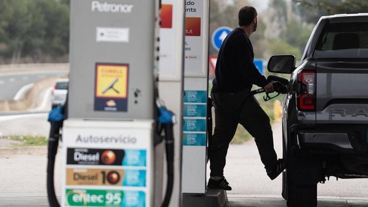 El diésel, en precios de récord: llenar el depósito en Semana Santa costará de media más de 90 euros