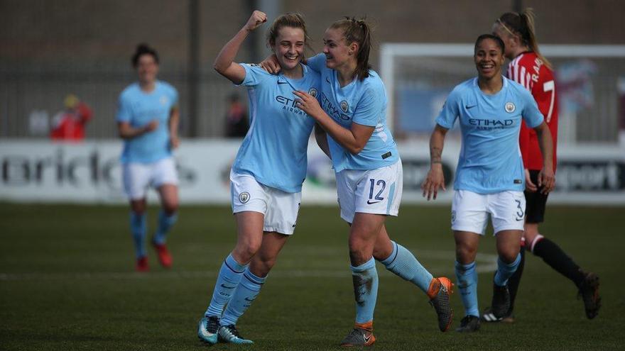 Las jugadoras del Manchester City femenino celebran un gol.